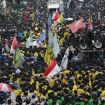 KAMPUS SENAYAN MEMBARA: 4 KELOMPOK MASSA SERANG GEDUNG DPR DENGAN TUNTUTAN SALING BERTOLAK BELAKANG